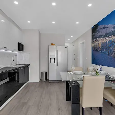 Cliffside Breeze Apartman